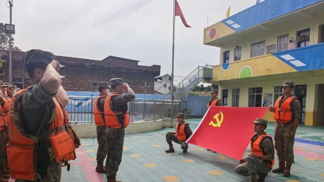 抗洪一线“那抹红”，时刻立在最前沿……