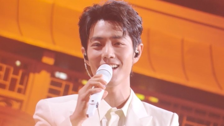 北京台春晚，肖战挥手和大家亲切互动，笑容灿烂。