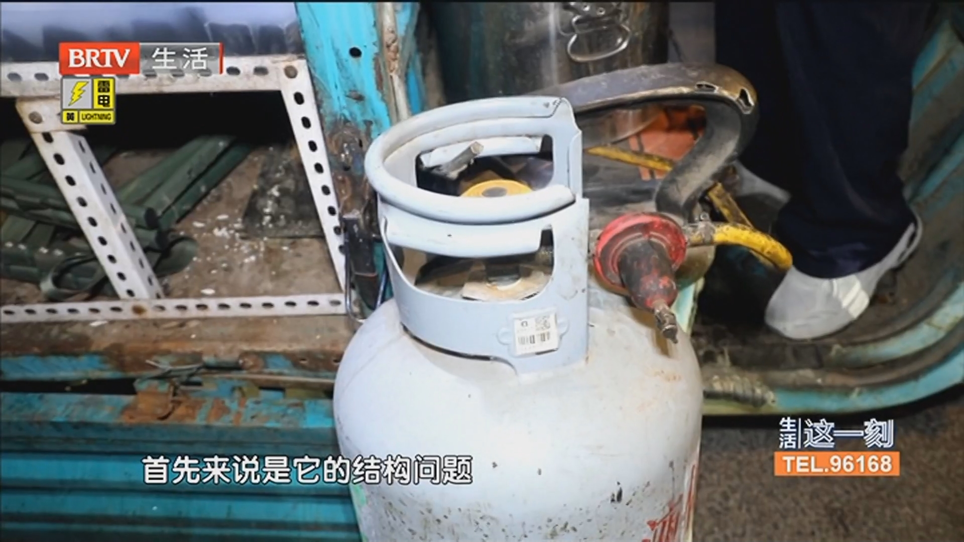夜查“网红”路边摊 “黑气瓶”存安全隐患