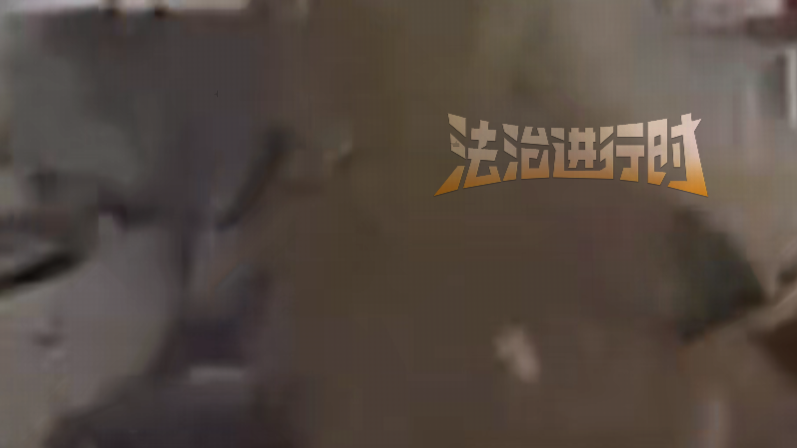 小车路口疑似失控连撞电动车与隔离带