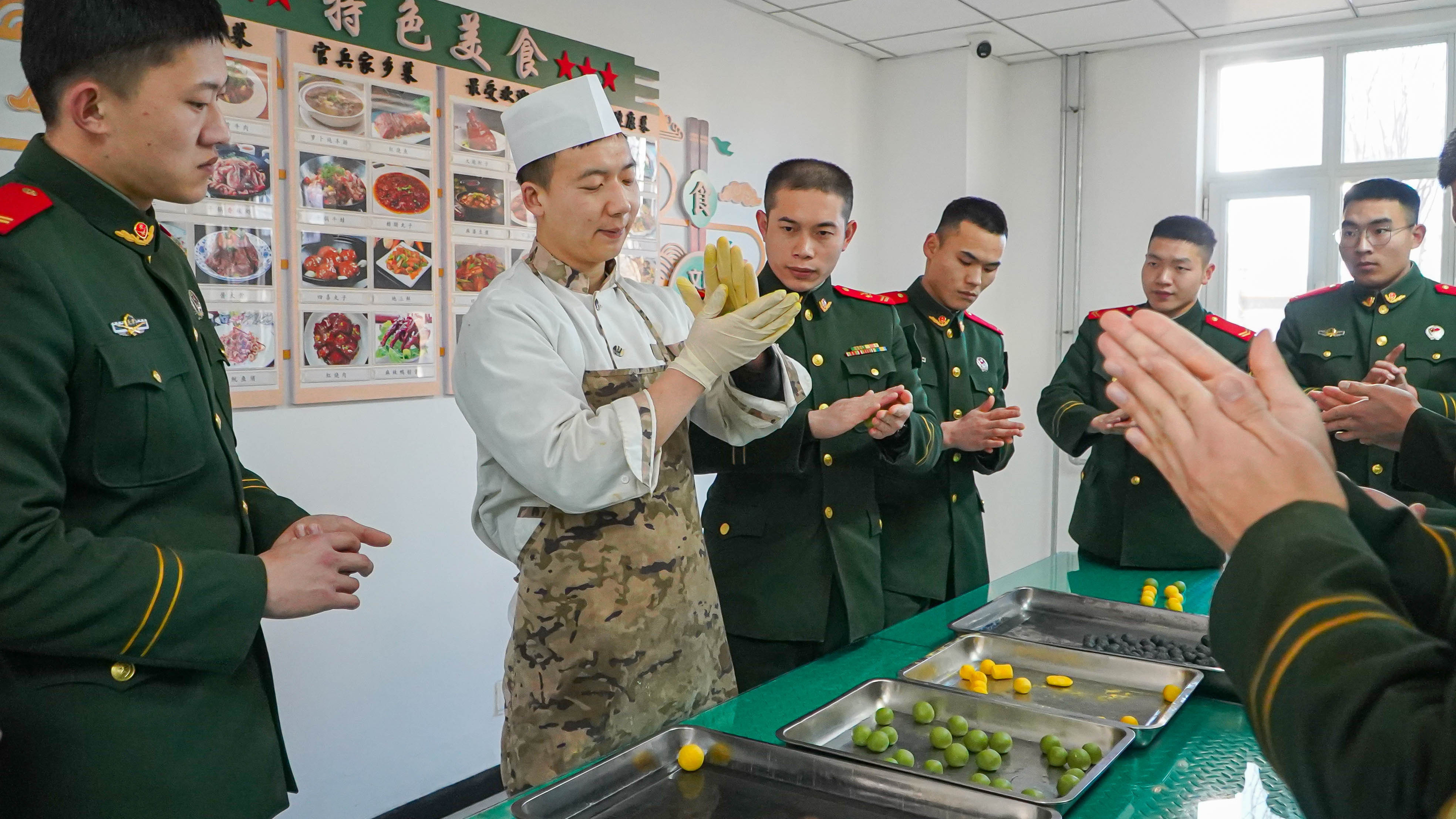 乐在其中！武警官兵元宵节包汤圆