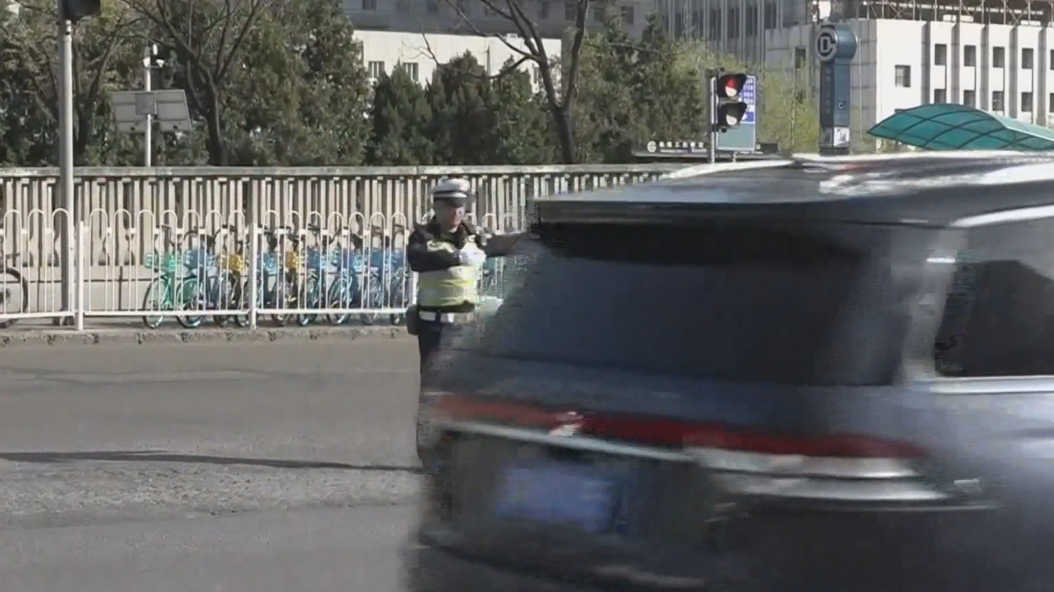 四元桥道路修复工程再启“周末速战”模式 48小时铺装近千吨混凝土 四元桥道路修复工程再启“周末速战”模式 48小时铺装近千吨混凝土