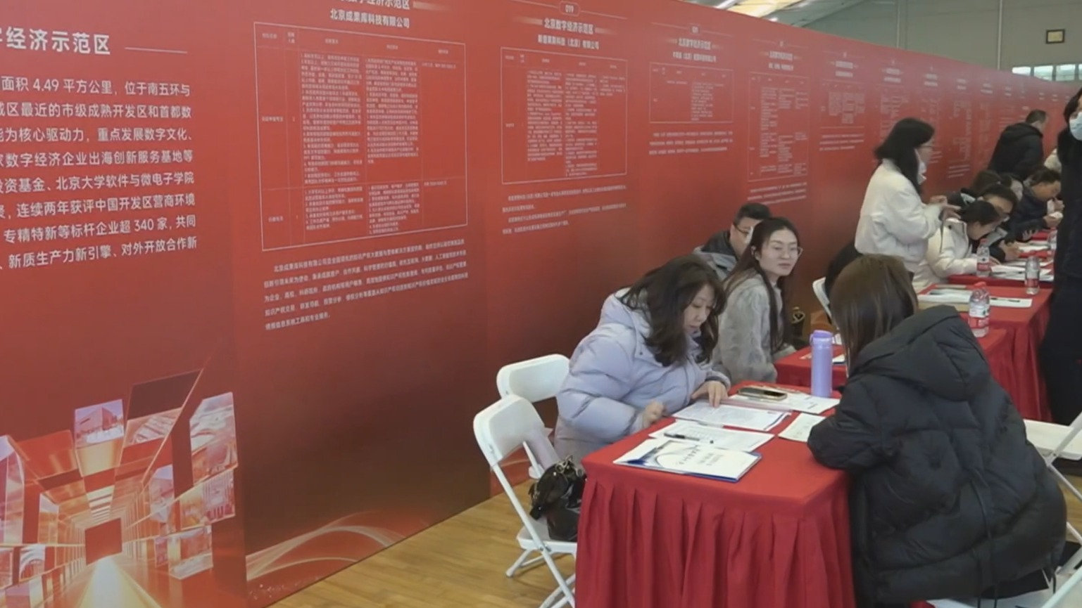 直击春季人才招聘市场:AI岗位走俏 科创产业成为吸纳就业新增长点 直击春季人才招聘市场:AI岗位走俏 科创产业成为吸纳就业新增长点