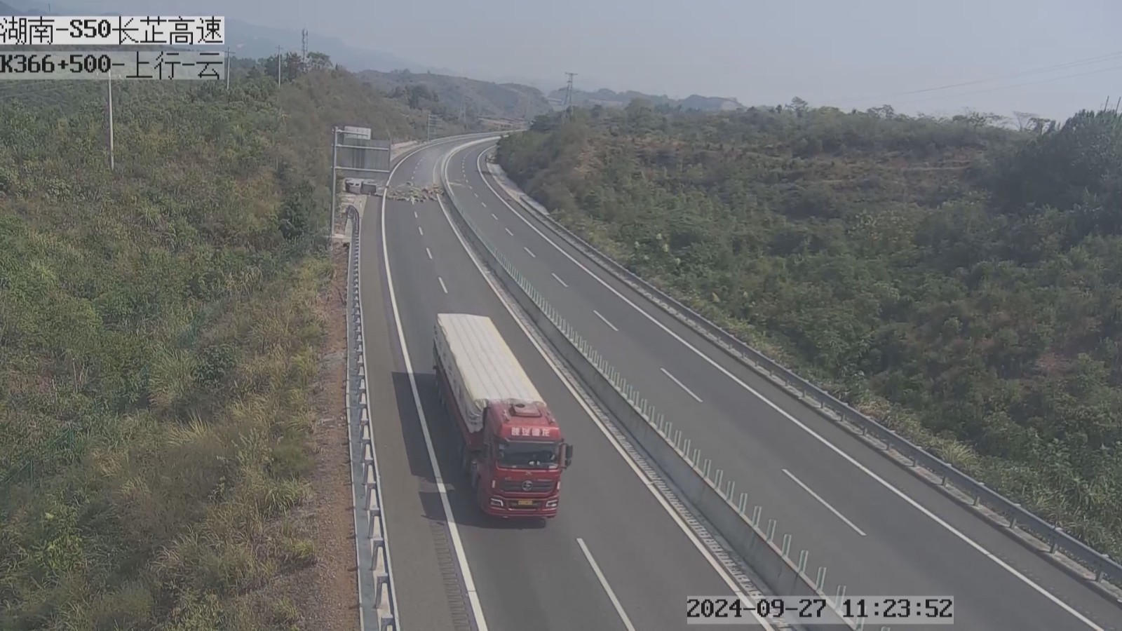 开车玩手机 分心瞬间车辆侧翻 开车玩手机 分心瞬间车辆侧翻