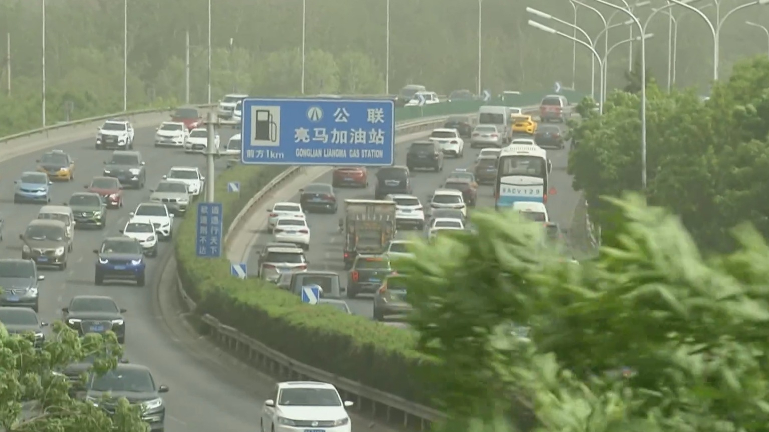 大风天气安全行车指南:保持车距降低车速 远离特殊车辆 大风天气安全行车指南:保持车距降低车速 远离特殊车辆