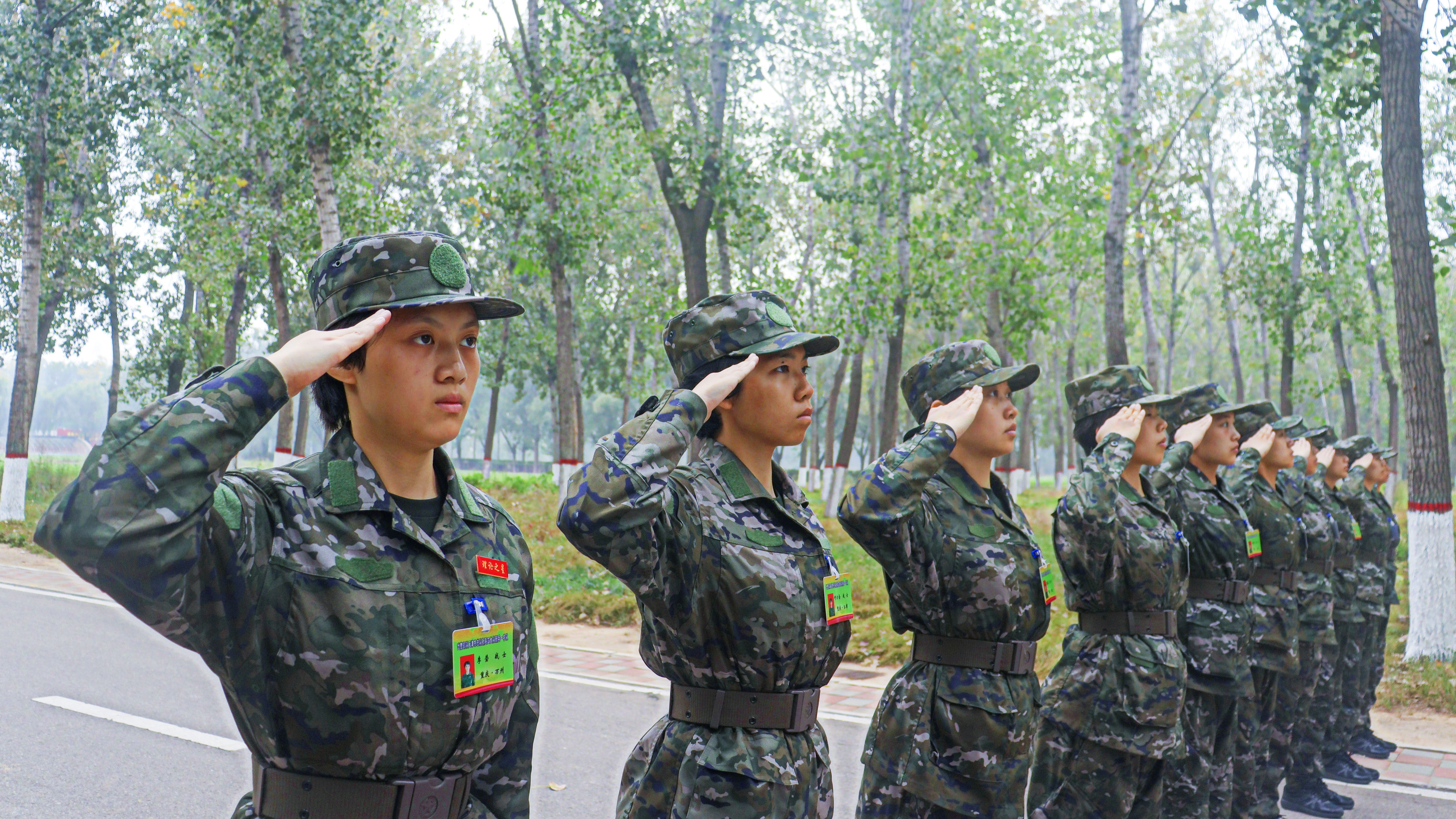 英姿飒爽!武警秋季入伍女兵队列训练进行时 英姿飒爽!武警秋季入伍女兵队列训练进行时
