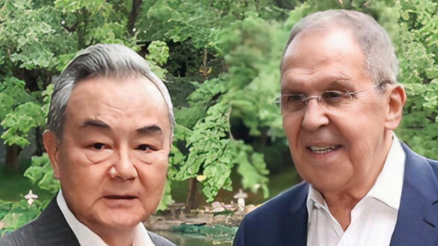 王毅与拉夫罗夫微笑漫步后举行会谈