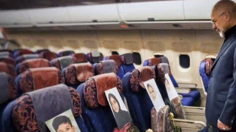 悲壮又心疼，伊朗代表团飞机上放着这些孩子们的照片