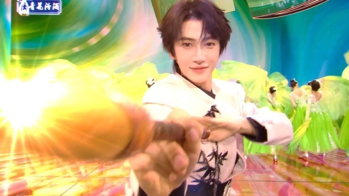 北京台春晚,刘宇化身“神笔马良”画出全体开场舞蹈演员和“马大姐” 北京台春晚,刘宇化身“神笔马良”画出全体开场舞蹈演员和“马大姐”