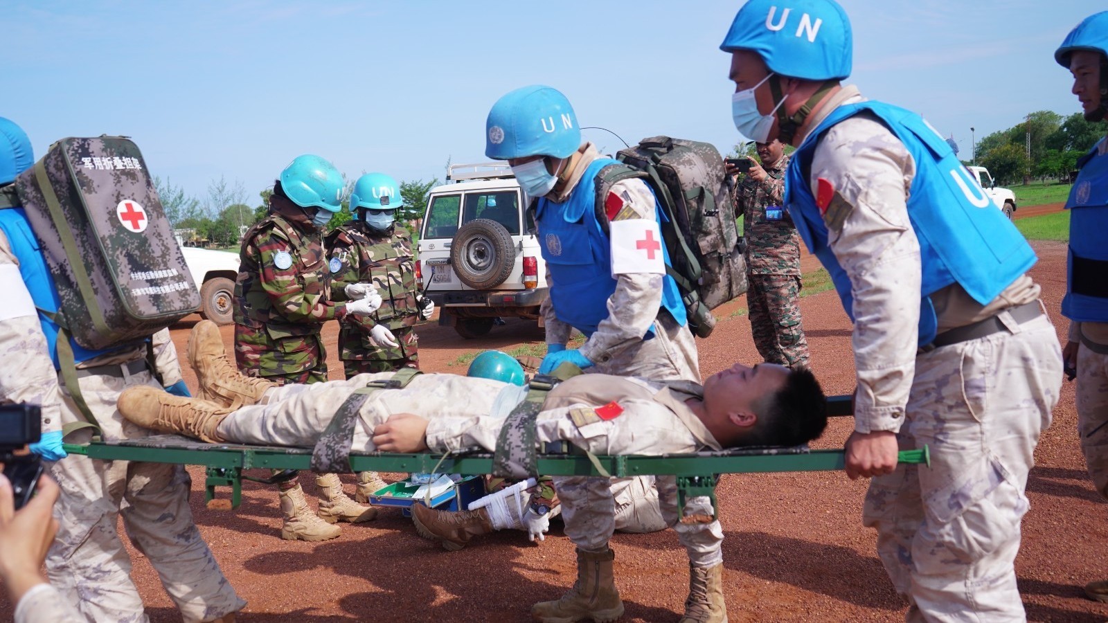 我维和工兵分队与联南苏团多部门联合开展伤员救治演练
