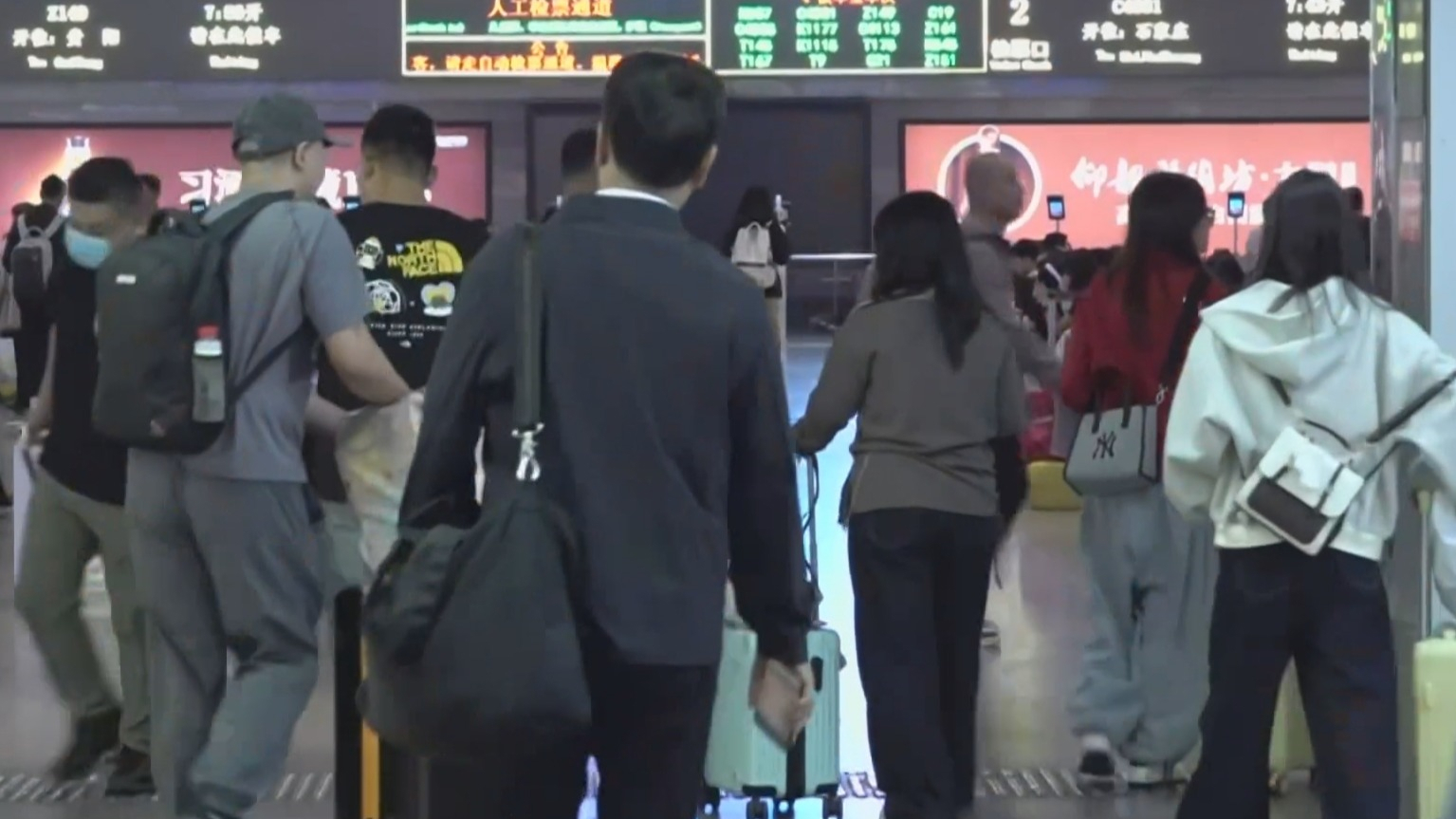 双节期间跨区域人员流动量达24.32亿人次 创历史新高 双节期间跨区域人员流动量达24.32亿人次 创历史新高