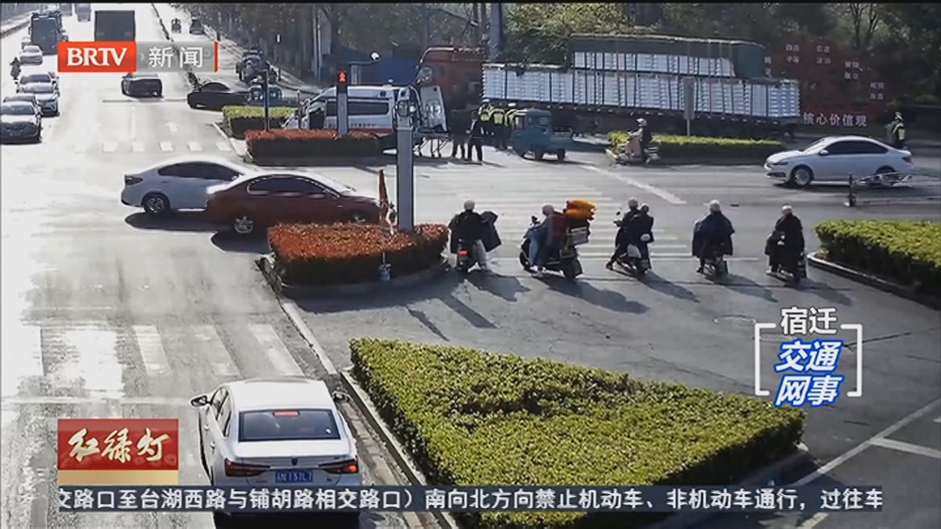 货车右转遭遇视线盲区 老人被卷入车底