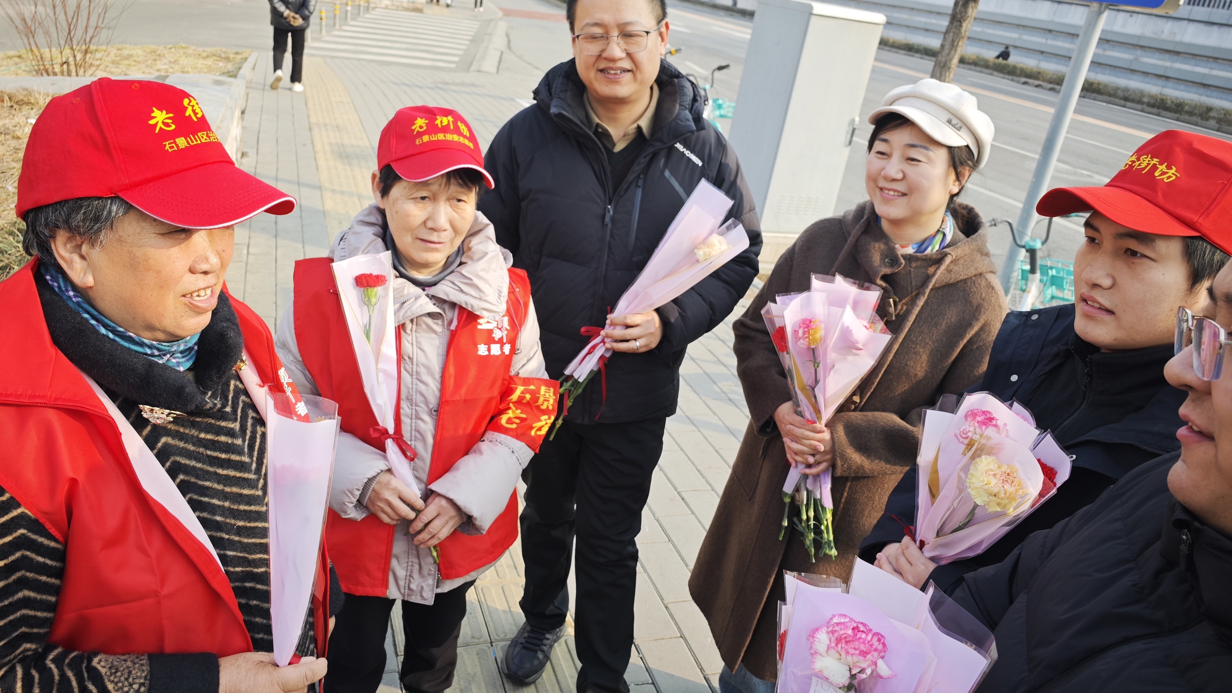 百束鲜花赠给社区女性志愿者 百束鲜花赠给社区女性志愿者