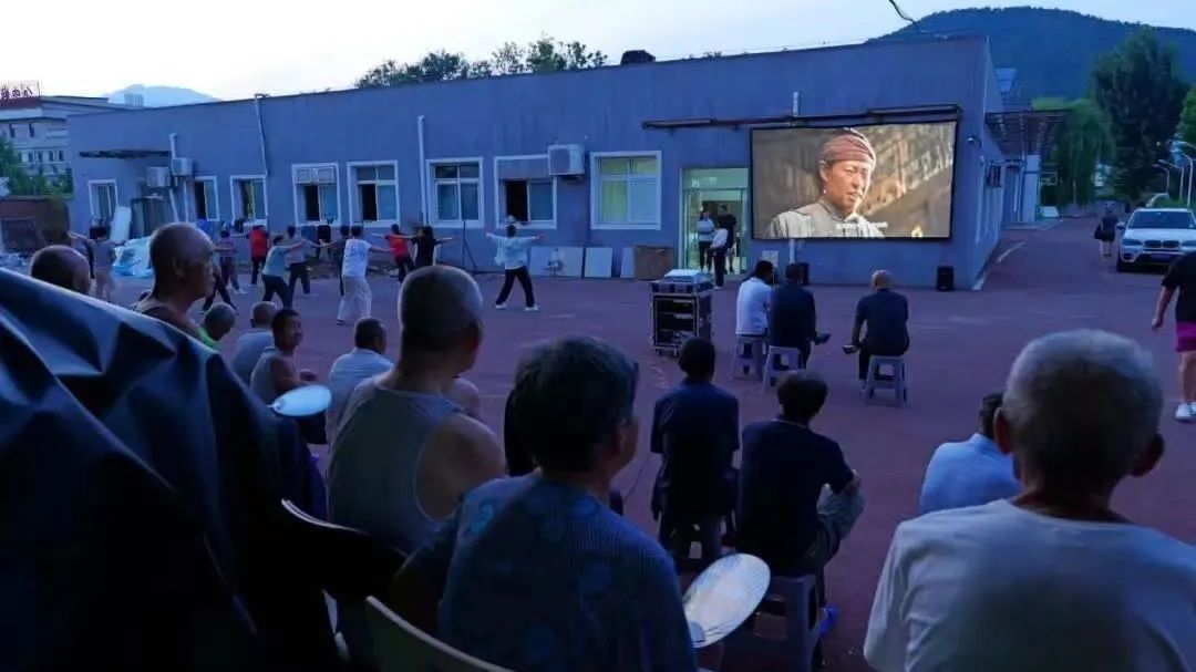 北京暴雨安置点里的\\\ 北京暴雨安置点里的\\\