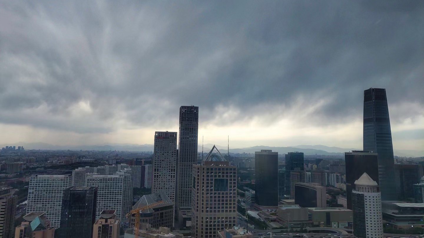 出门带伞 今天早晨到白天阴有小雨或零星小雨 最高气温25℃