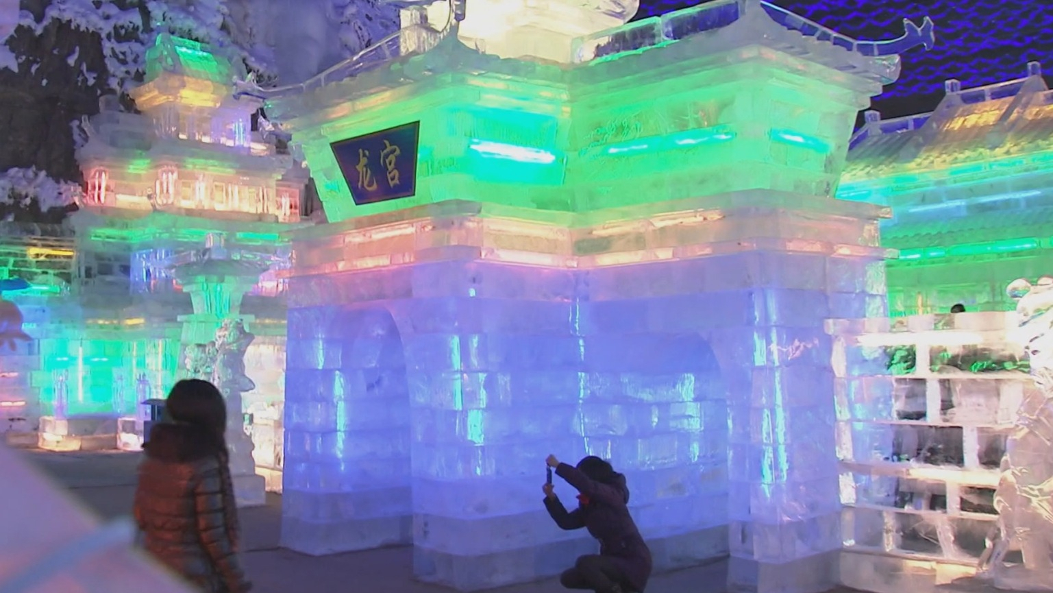 龙庆峡第39届冰灯冰雪嘉年华开始采冰