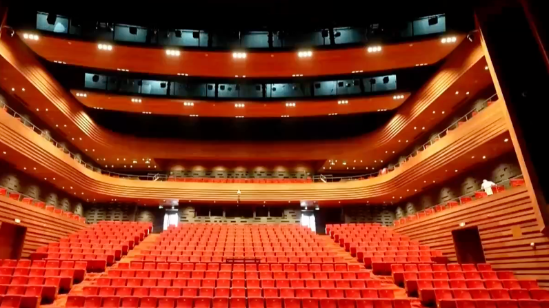 中外好戏轮番登台 北京戏剧舞台展现演艺之都夺目光彩 中外好戏轮番登台 北京戏剧舞台展现演艺之都夺目光彩