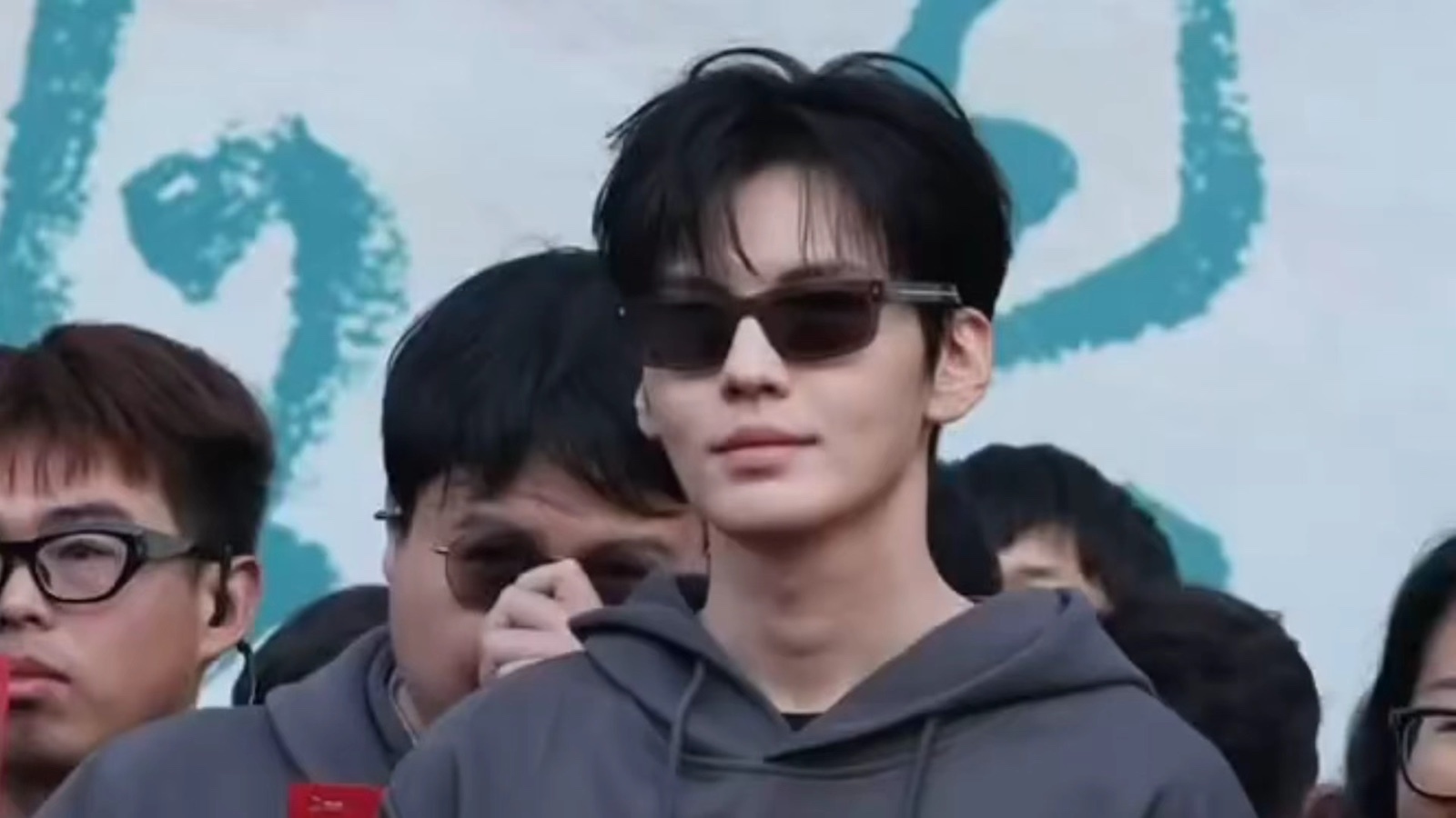 由毕雯珺、张淼怡领衔主演的《黎明前他会归来》在广东正式开机