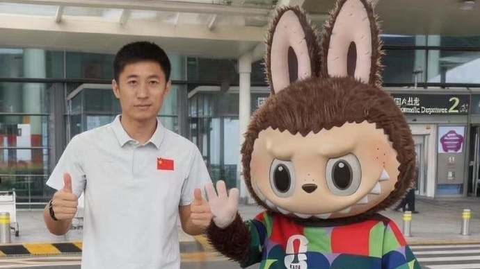 labubu亮相世界杯开幕式,中国裁判马宁和labubu胜利“会师”,网友:中国队首发是 labubu和马宁 labubu亮相世界杯开幕式,中国裁判马宁和labubu胜利“会师”,网友:中国队首发是 labubu和马宁