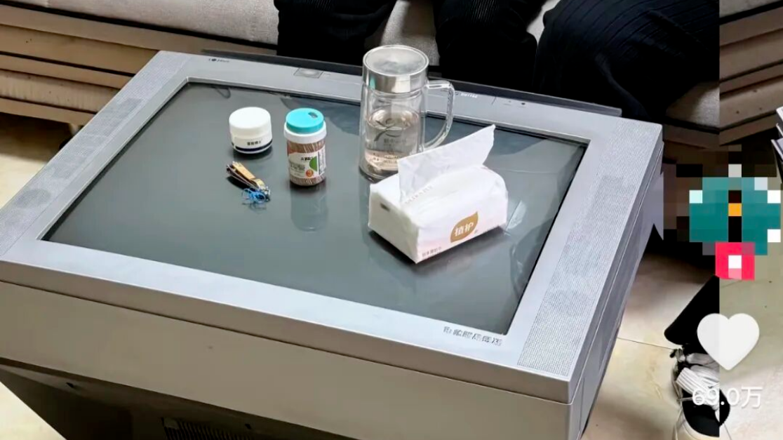 “我奶奶的茶几,竟然是电视机……”网友:一代人有一代人的家具~ “我奶奶的茶几,竟然是电视机……”网友:一代人有一代人的家具~