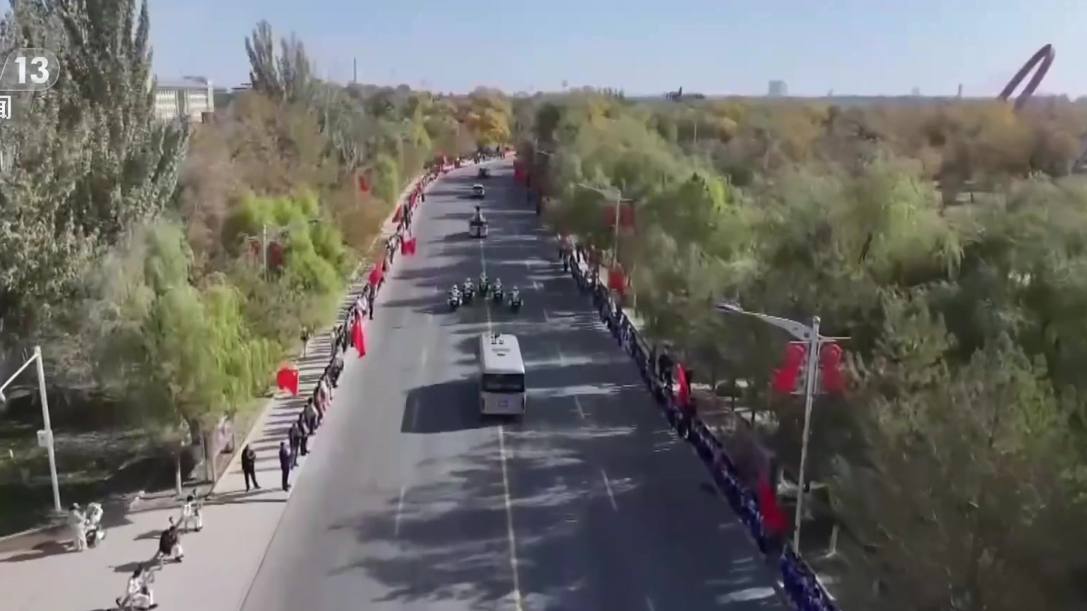 记者探访全新打造的航天员转运车