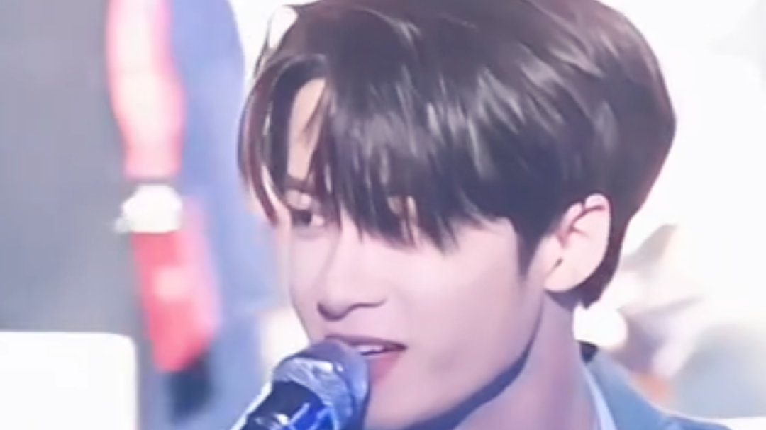 檀健次惊喜亮相北京台马年春晚，带来了一段轻松治愈的唱跳表演