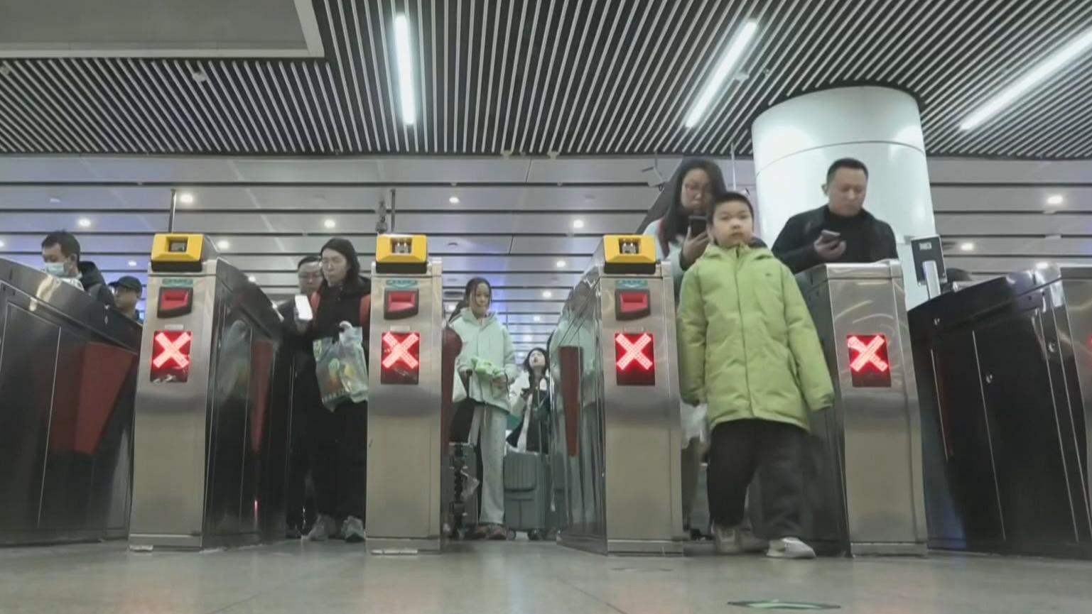 1月3日铁路返程客流集中 部分地铁延时运营