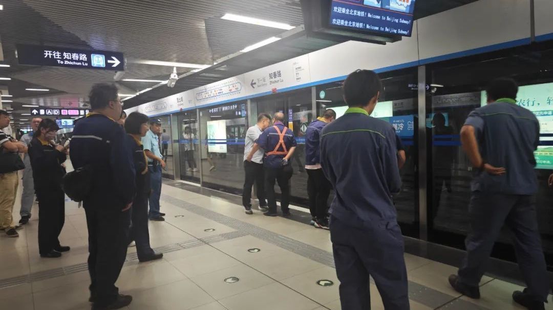 北京地铁10号线“三声响后冒烟”?官方回应—— 北京地铁10号线“三声响后冒烟”?官方回应——