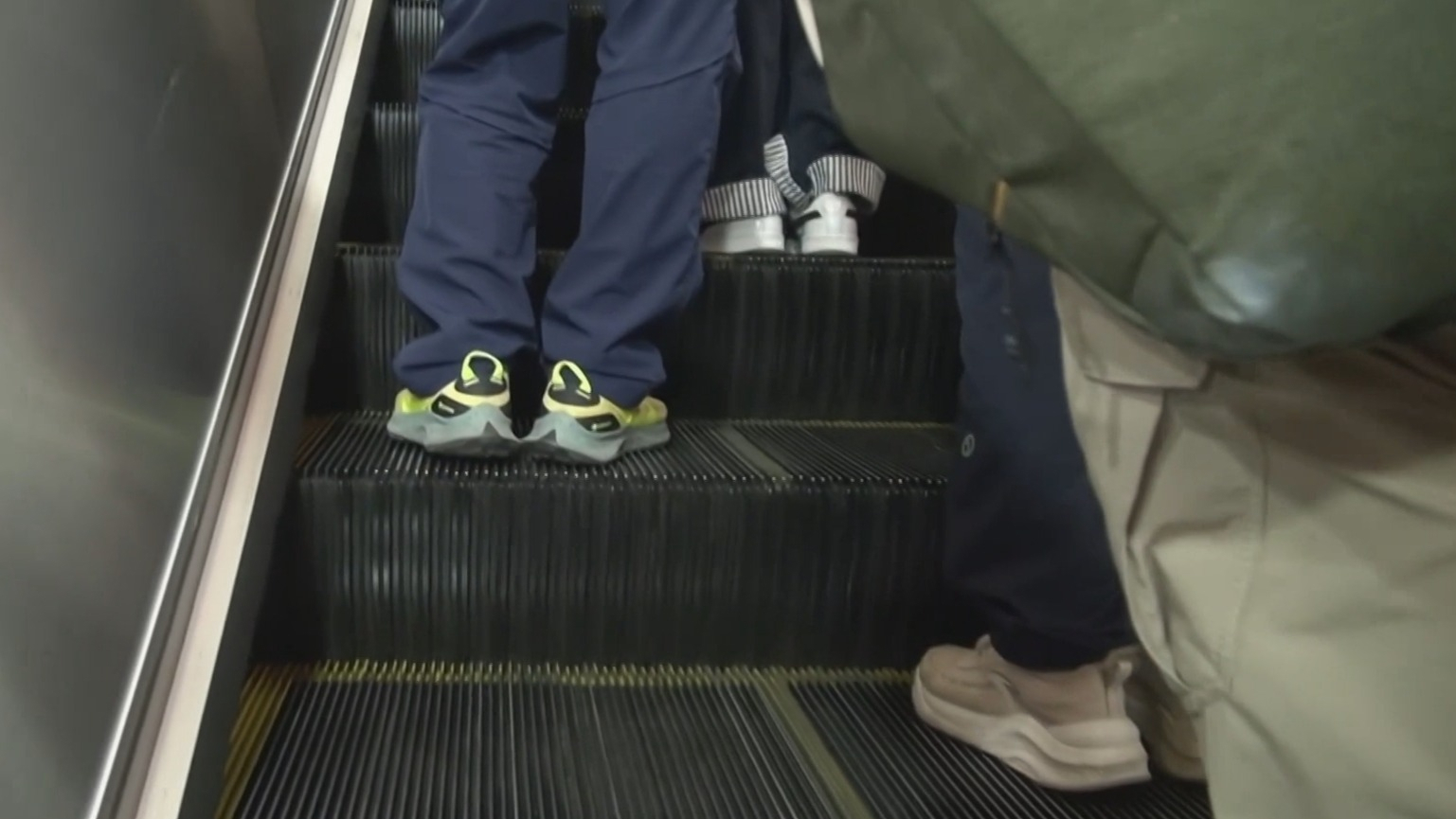 模拟实验揭秘自动扶梯“左行右立”风险隐患 长期单侧站加剧设备损耗