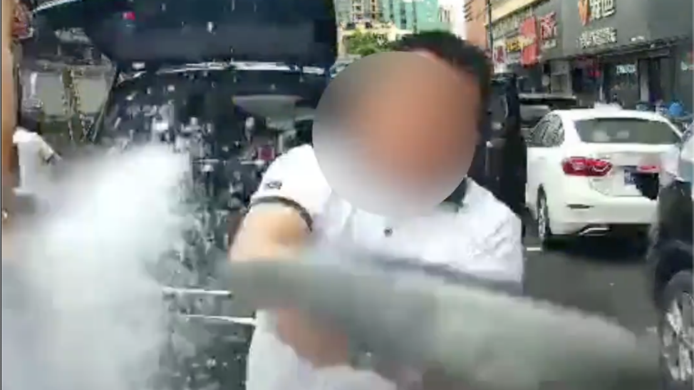 东莞一司机别停后车后掏出球杆砸车，警方通报：刑拘！