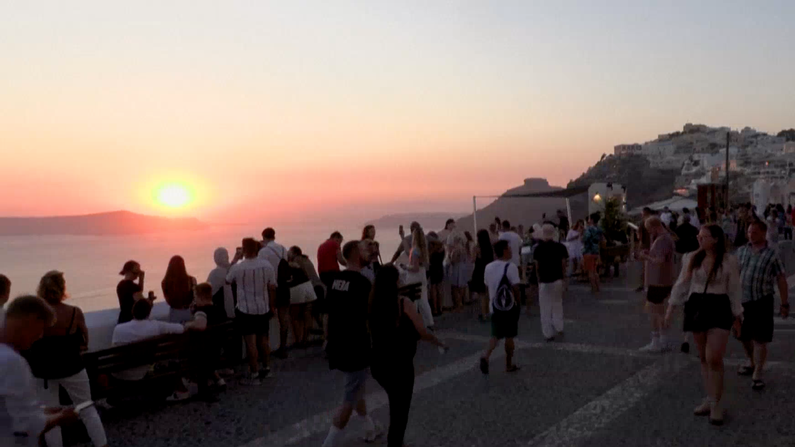 希腊圣托里尼岛附近海域连发地震 居民和游客撤离