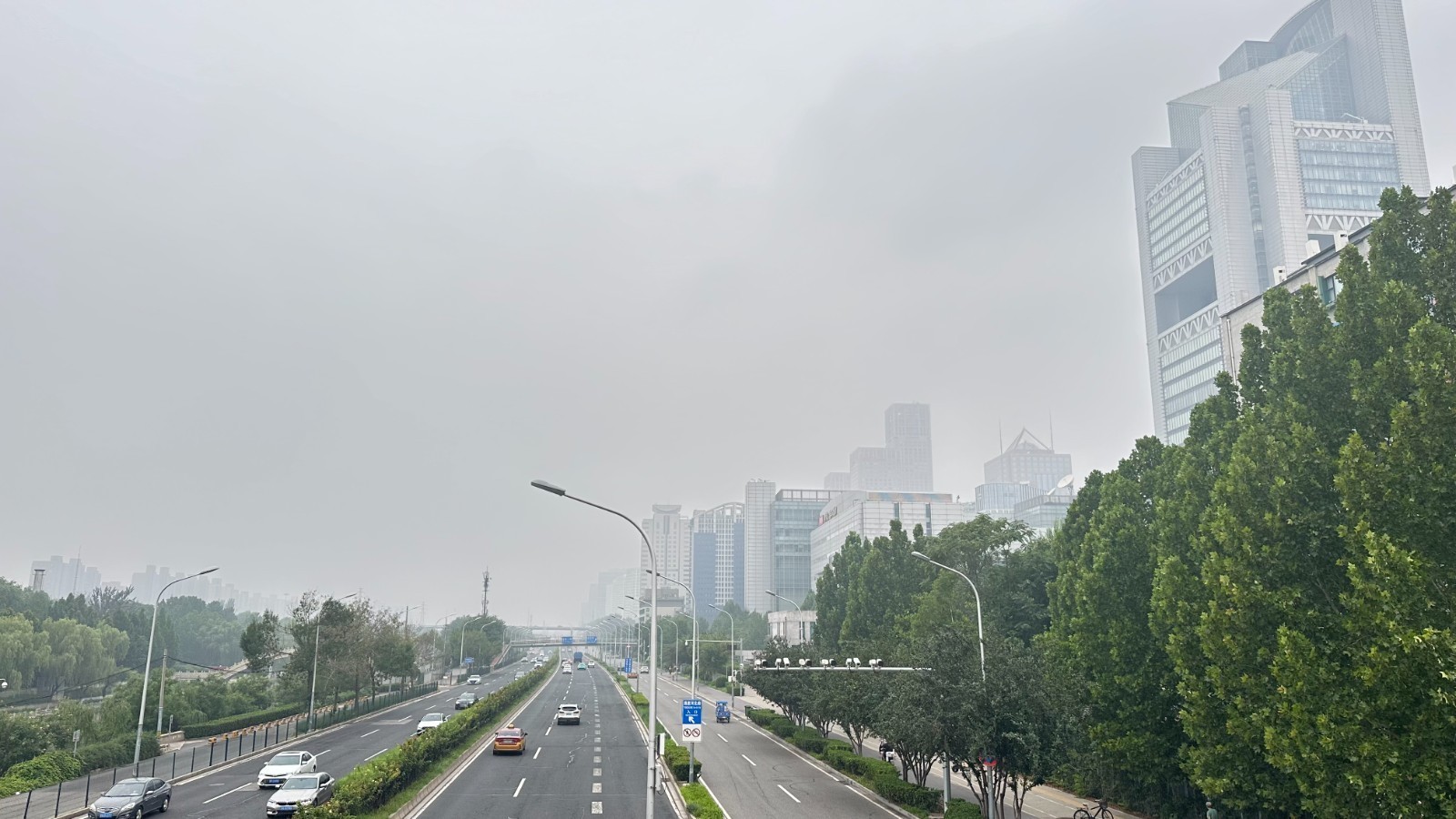 今日立秋，白天多云有雨，最高气温32℃，闷热！