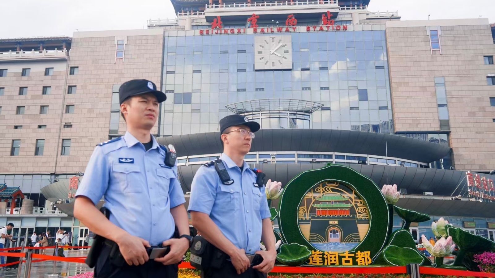 北京公交警方织密国庆出行“平安网”