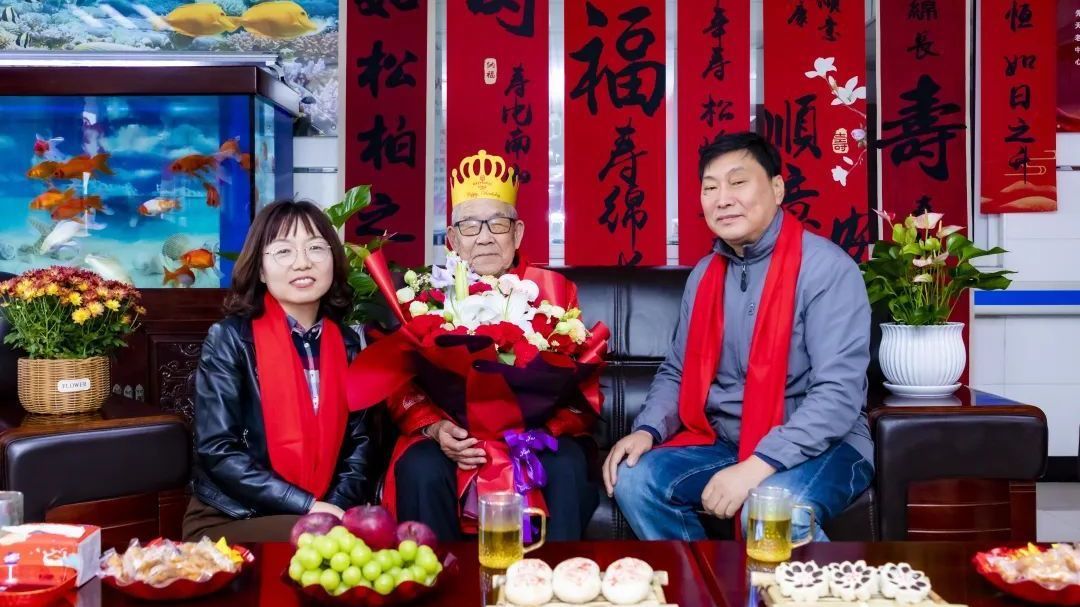 温暖又感动！怀柔区光荣院为百岁革命老英雄庆生→