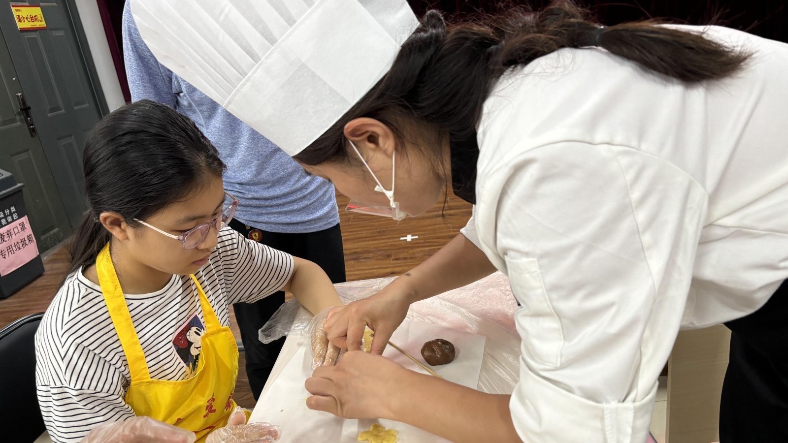 八角街道杨庄北区青春社区开展“中华小当家”烘焙制作活动