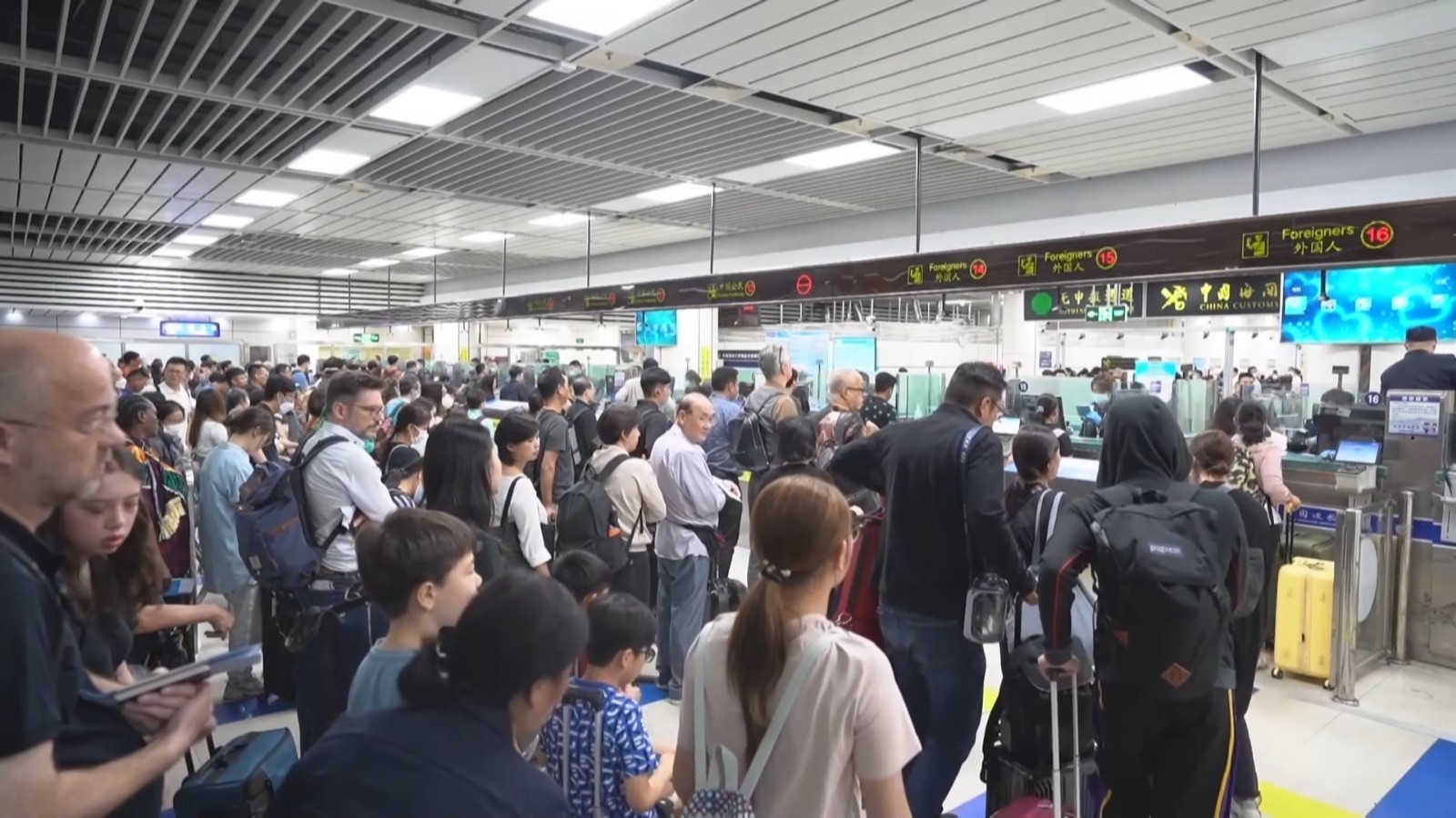 国庆假期首日逾56万人次入境香港