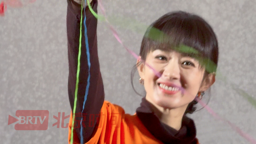 《小城大事》北京追剧团现场，赵丽颖现场抛彩带，可爱值满分