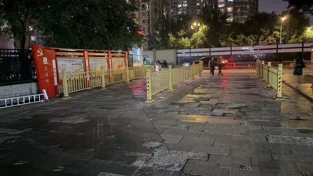 靠地铁站灯光照路!四惠这片小区周边道路,为何二十多年没移交市政? 靠地铁站灯光照路!四惠这片小区周边道路,为何二十多年没移交市政?