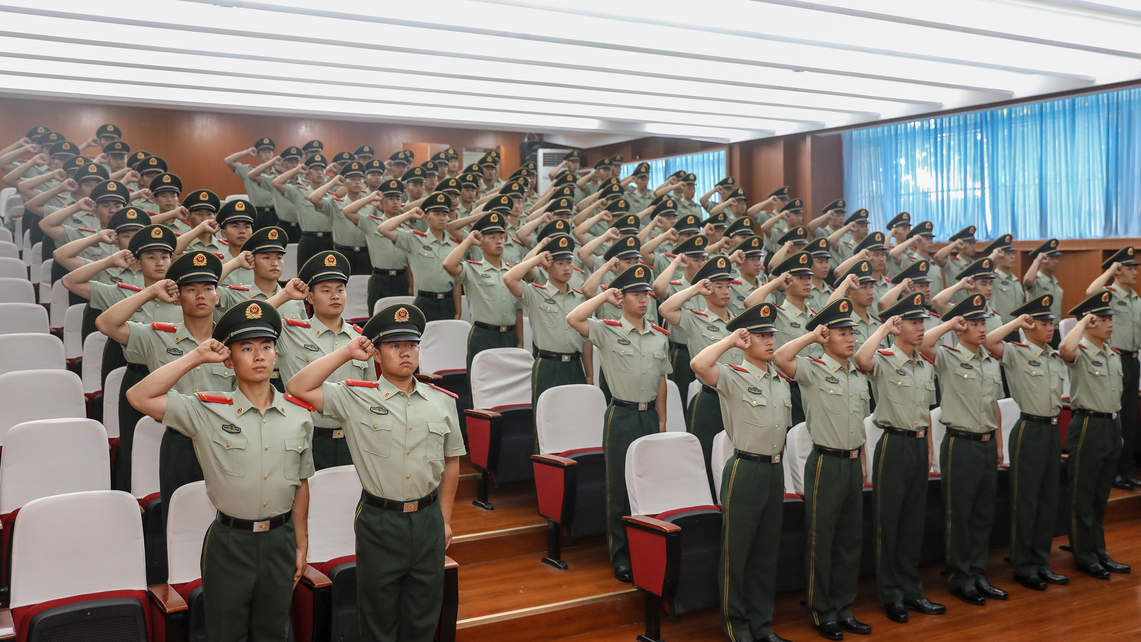 武警新兵授衔:“一道拐”的青春正式起航 武警新兵授衔:“一道拐”的青春正式起航