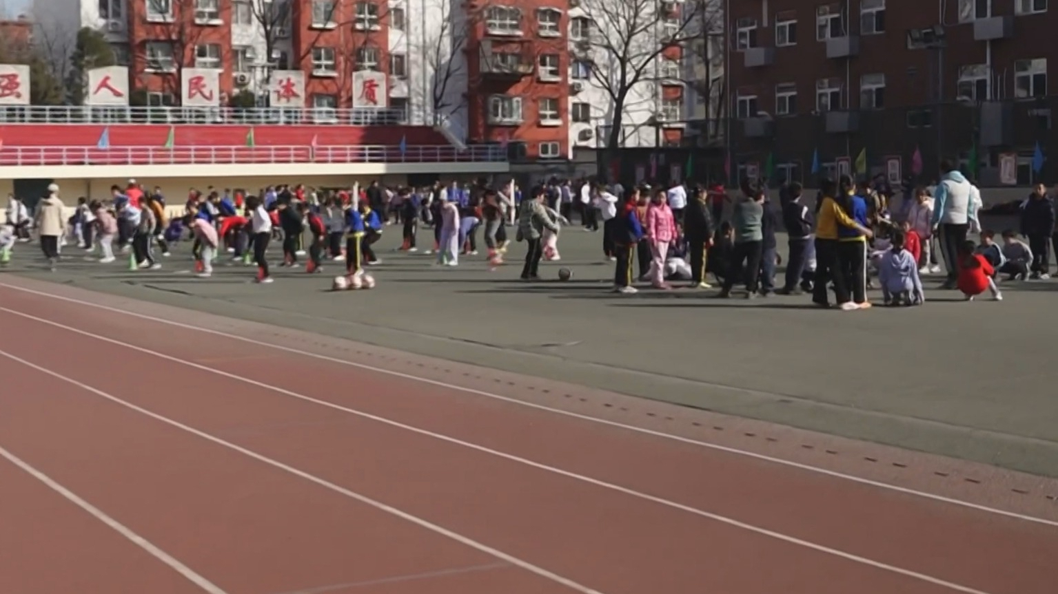 学生体质强健计划“二十条”发布 中小学生每天体育活动不低于两小时 学生体质强健计划“二十条”发布 中小学生每天体育活动不低于两小时