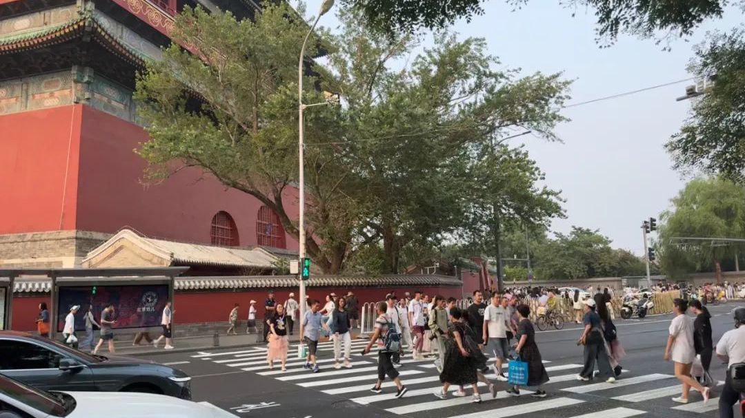 拍照通行两不误!北京鼓楼 一夜之间有新变化 拍照通行两不误!北京鼓楼 一夜之间有新变化