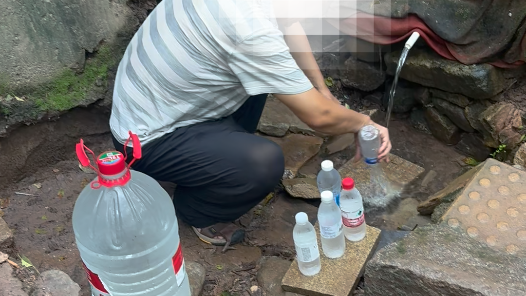 北京大爷西山上苦等仨小时排队接水 水质未经检测饮用有风险 北京大爷西山上苦等仨小时排队接水 水质未经检测饮用有风险