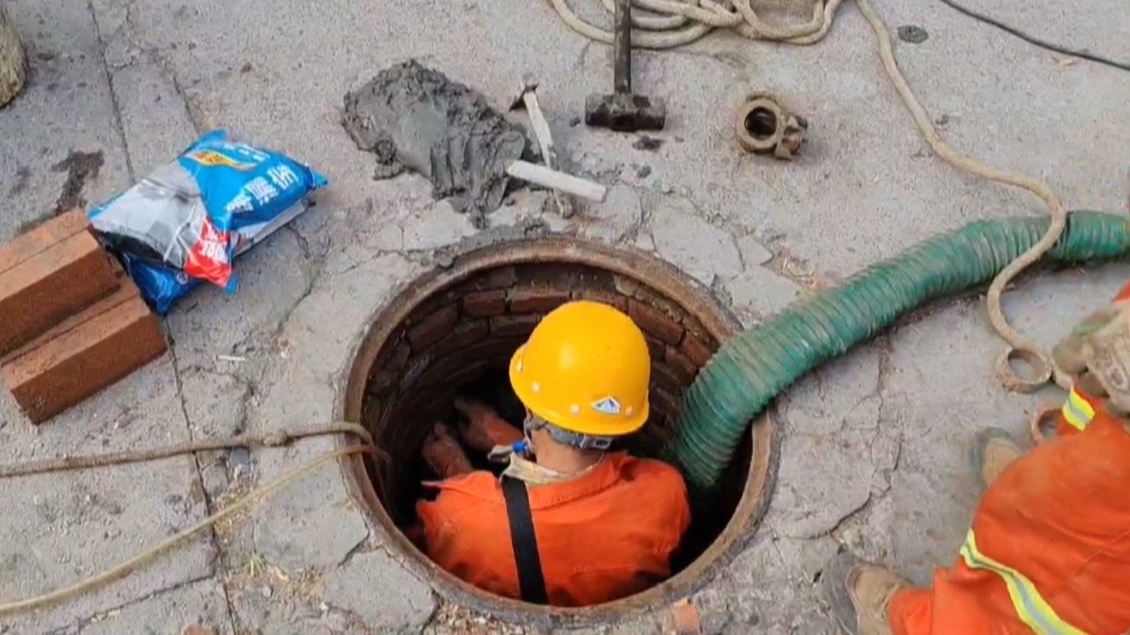 【社区零距离】小区排污管不畅 污水倒流散发臭味