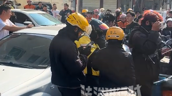 汉堡店门口贴辱骂外卖员话语,“禁止狂吠 狗与外卖员不得入内” 汉堡店门口贴辱骂外卖员话语,“禁止狂吠 狗与外卖员不得入内”