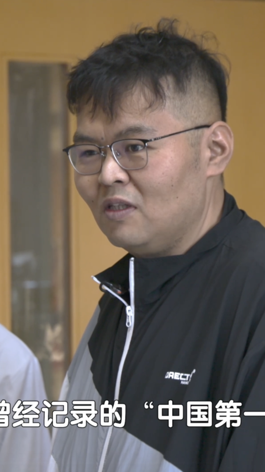 为安抚杨铭减肥的焦虑情绪，孟主任请来了曾经的“中国第一胖”宇宙（17）