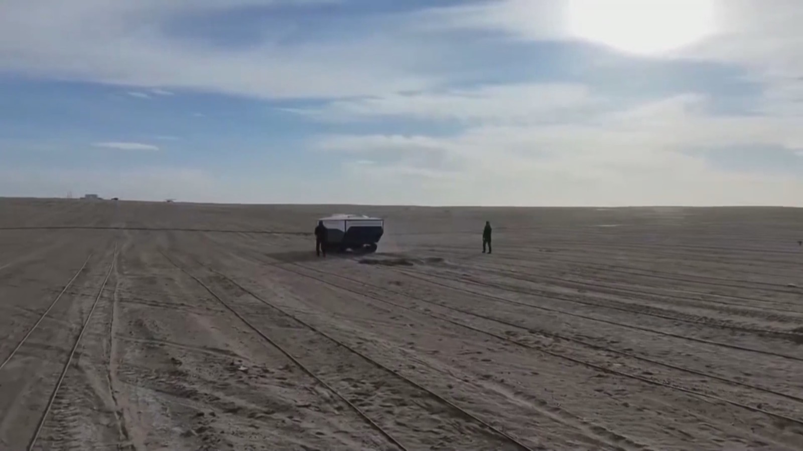 智能机器人助力罗布麻沙漠种植 智能机器人助力罗布麻沙漠种植