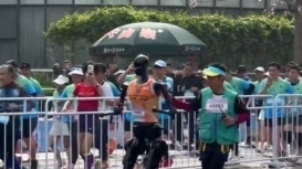 第一名机器人天工Ultra已通过泡桐大道观众们纷纷为它加油助威