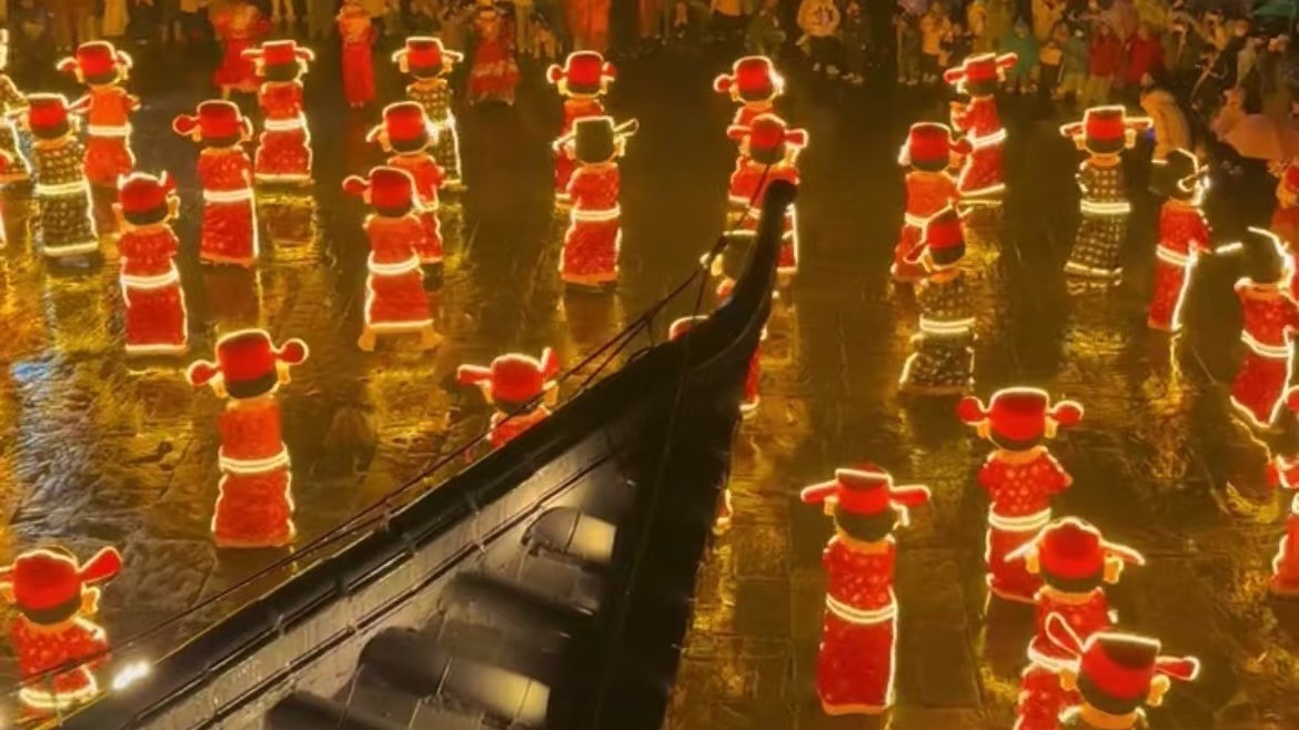 大年初五迎财神!财神爷跳起广场舞 空气中都带着财运 大年初五迎财神!财神爷跳起广场舞 空气中都带着财运