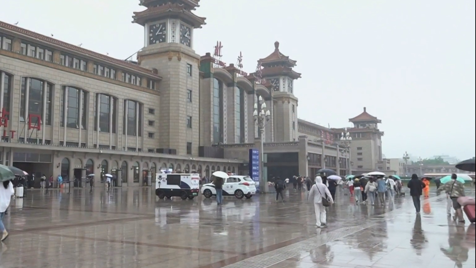 强降雨致多条铁路列车临时停运 北京站全力保障旅客出行 强降雨致多条铁路列车临时停运 北京站全力保障旅客出行