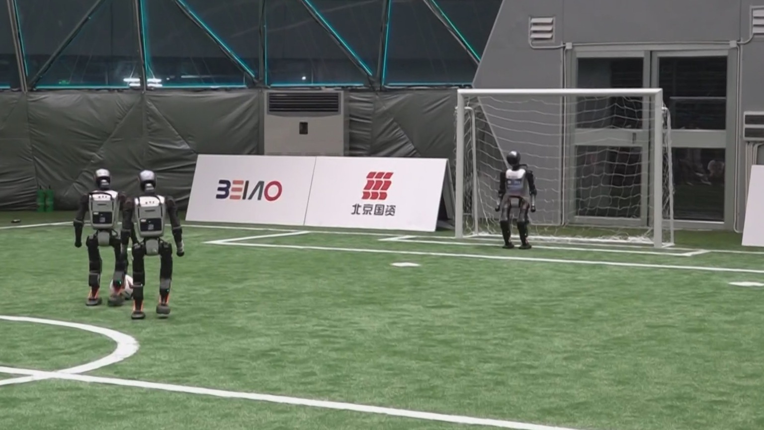国家速滑馆“熊猫眼”核心区亮灯 首场5V5足球赛前训练开启